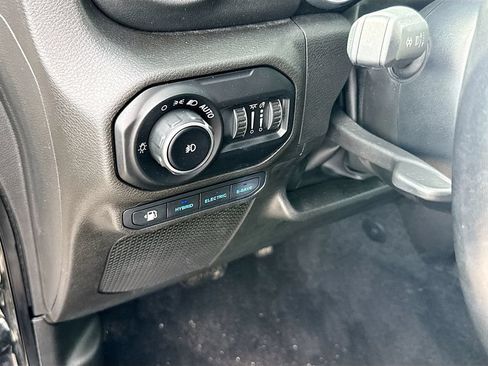 Used 2022 Jeep Wrangler Unlimited Sahara AWD/4WD image 19