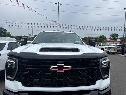 Used 2025 Chevrolet Silverado 2500 ZR2 w/ Technology Package AWD/4WD image 3