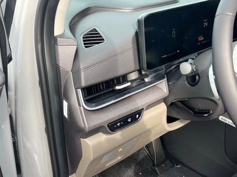 New 2026 Kia Carnival EX FWD image 11