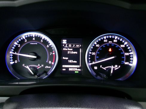 Used 2018 Toyota Highlander XLE AWD/4WD image 9