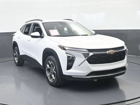 Used 2024 Chevrolet Trax LT FWD image 9
