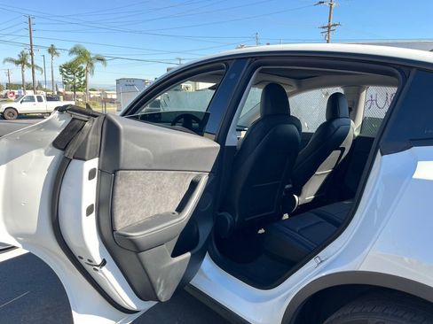 Used 2022 Tesla Model Y Long Range image 13