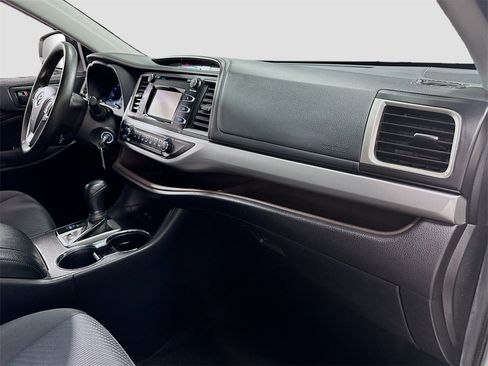 Used 2019 Toyota Highlander LE image 29