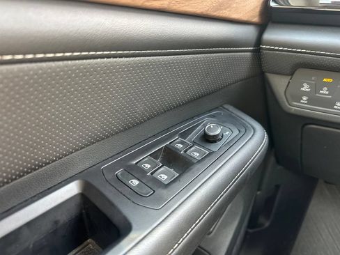 Used 2025 Volkswagen Atlas SE FWD image 18