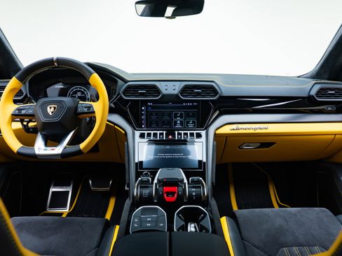 Used 2024 Lamborghini Urus S AWD/4WD image 2
