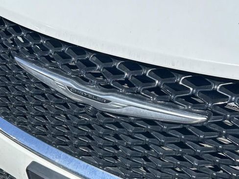 Used 2022 Chrysler Pacifica Touring-L image 8