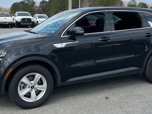 Used 2023 Kia Sorento LX image 4