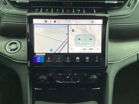 Used 2024 Jeep Grand Cherokee Limited w/ Luxury Tech Group II image 20