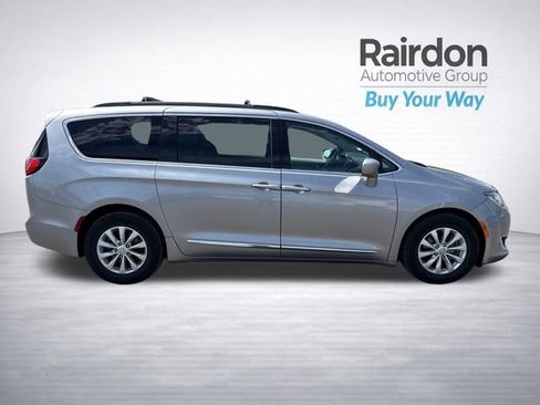 Used 2017 Chrysler Pacifica Touring-L FWD image 8