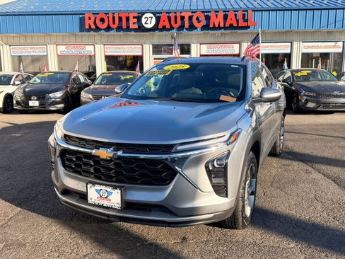 Used 2025 Chevrolet Trax LT FWD image 1