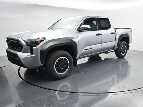 Used 2025 Toyota Tacoma TRD Off-Road AWD/4WD image 4
