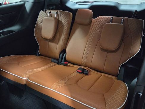 New 2026 Chrysler Pacifica Pinnacle image 9