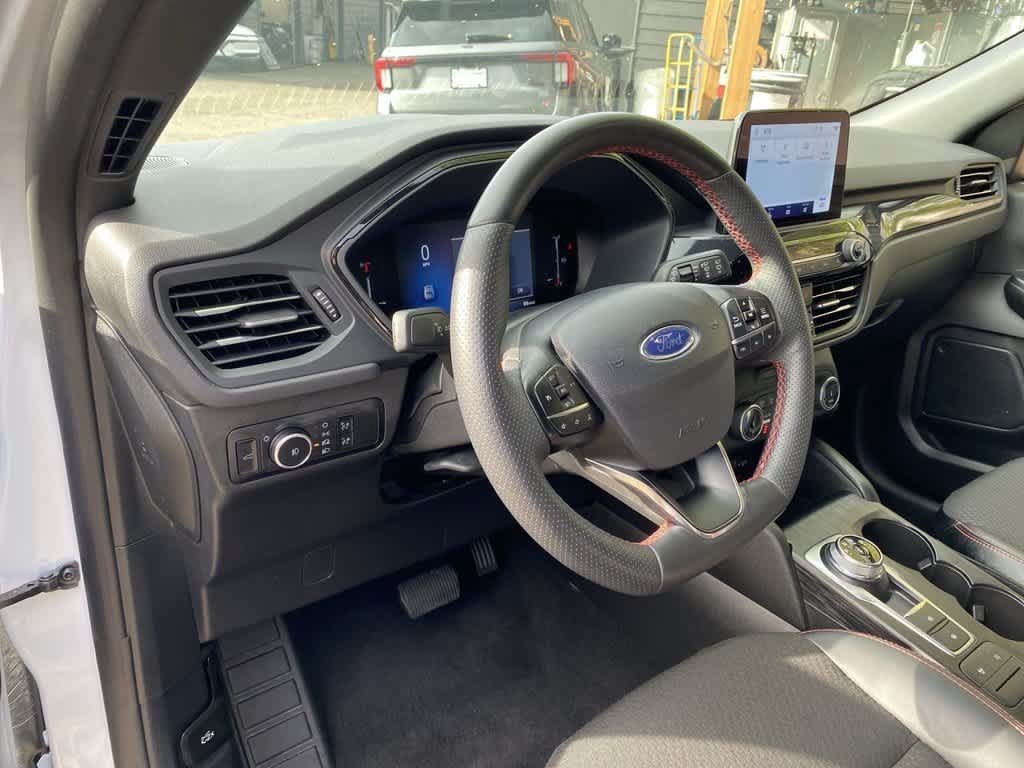 Used 2025 Ford Escape ST-Line Select AWD/4WD image 2