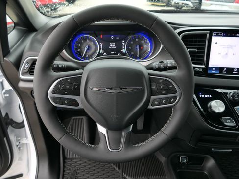 Used 2025 Chrysler Voyager LX image 16