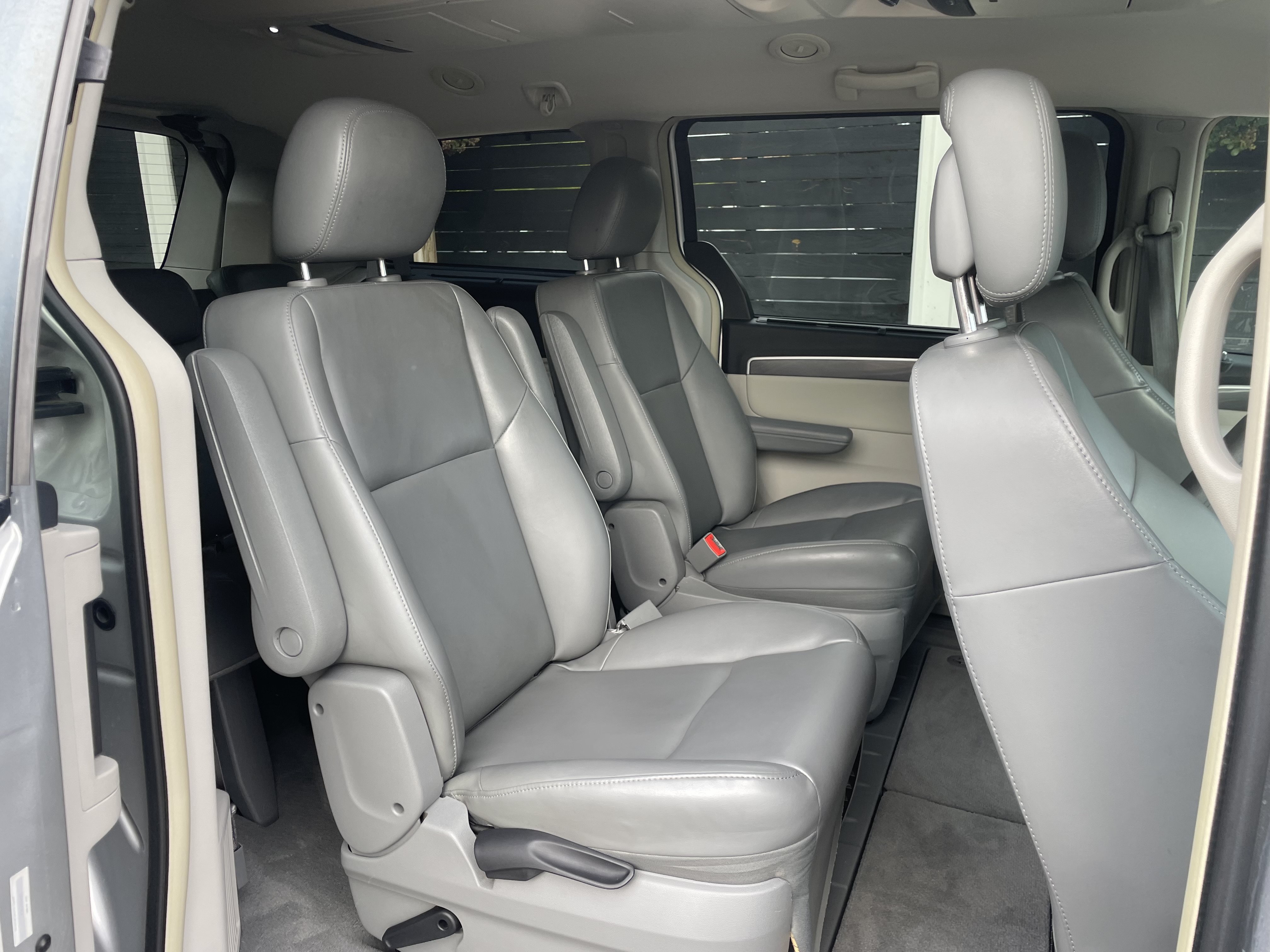 Used 2010 Volkswagen Routan SE FWD image 11