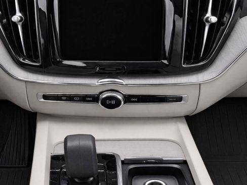 Used 2024 Volvo XC60 B5 Plus w/ Protection Package Premier AWD/4WD image 18