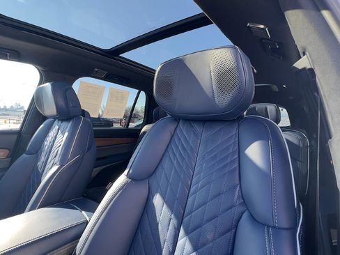 Used 2026 Cadillac Vistiq Premium Luxury image 16