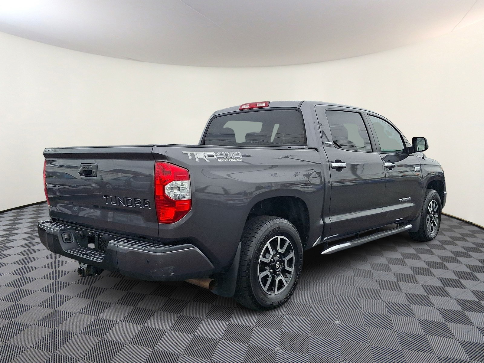 Used 2018 Toyota Tundra Limited w/ Limited Premium Package AWD/4WD image 7