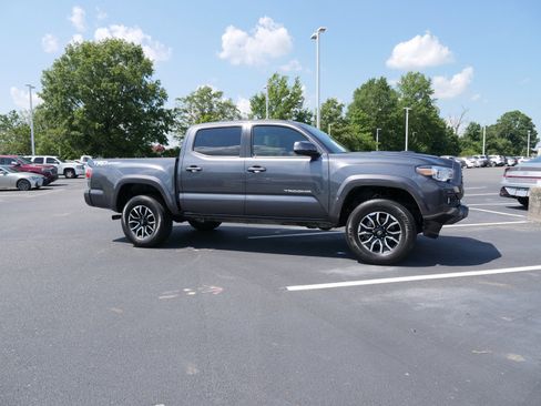 Used 2022 Toyota Tacoma TRD Sport image 3