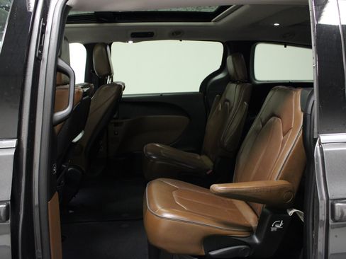 Used 2017 Chrysler Pacifica Limited FWD image 13
