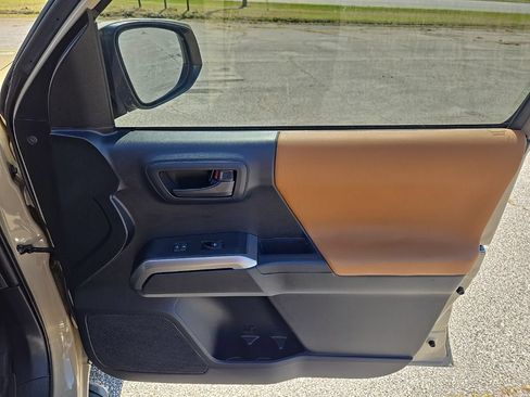 Used 2018 Toyota Tacoma SR5 AWD/4WD image 23