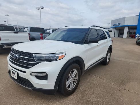 Used 2020 Ford Explorer XLT w/ Equipment Group 202A image 2