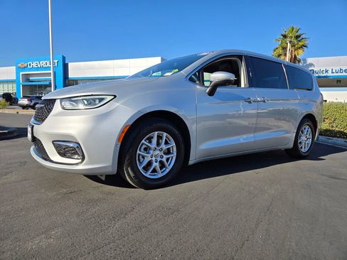 Used 2023 Chrysler Pacifica Touring-L image 2