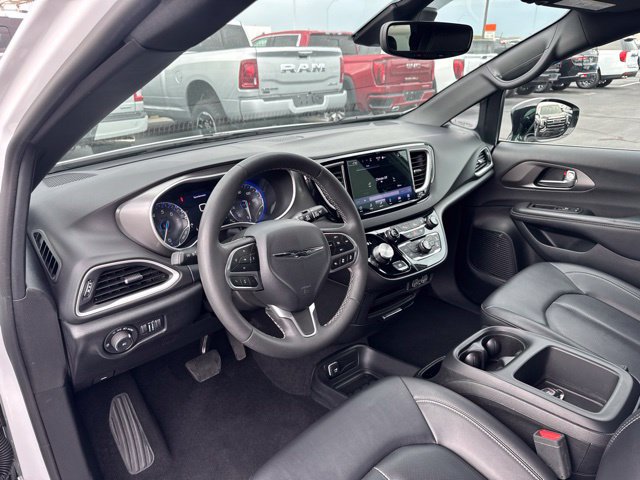 Used 2025 Chrysler Pacifica Select FWD image 11