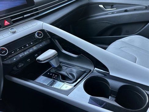 Used 2021 Hyundai Elantra Limited image 11