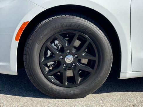 Used 2023 Chrysler Pacifica Touring-L image 17