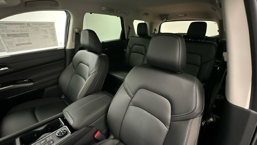 Certified 2024 Nissan Pathfinder SL w/ Black Appearance Package AWD/4WD image 9