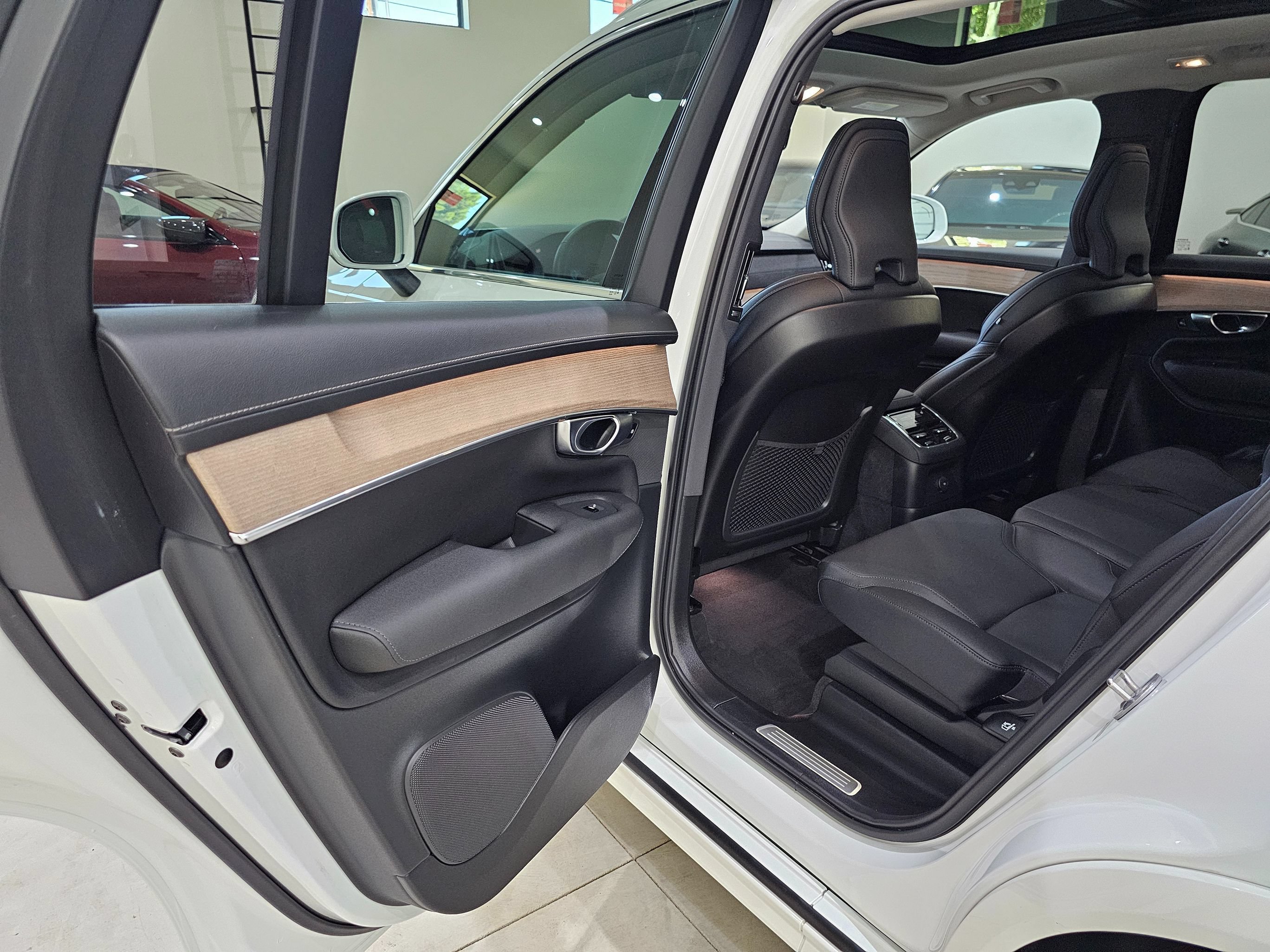 Used 2025 Volvo XC90 T8 Core w/ Climate Package AWD/4WD image 19