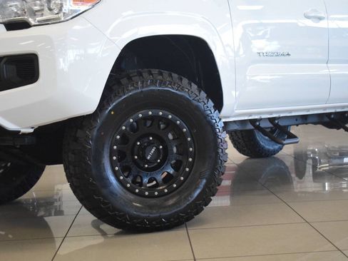Used 2017 Toyota Tacoma SR AWD/4WD image 14