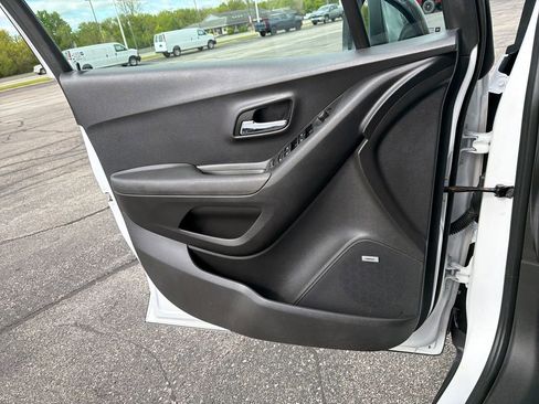 Used 2020 Chevrolet Trax LT w/ Sun & Sound Package FWD image 11