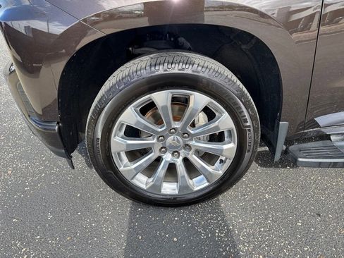 Used 2019 Chevrolet Silverado 1500 High Country w/ Technology Package AWD/4WD image 7