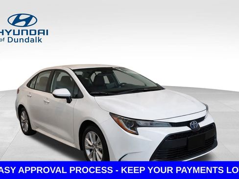 Used 2025 Toyota Corolla LE w/ LE Premium Package FWD image 3