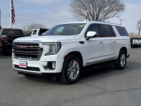 Used 2021 GMC Yukon XL SLT image 3