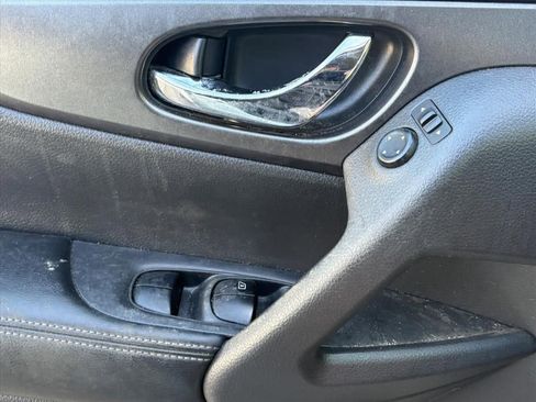 Used 2016 Nissan Rogue SV image 13