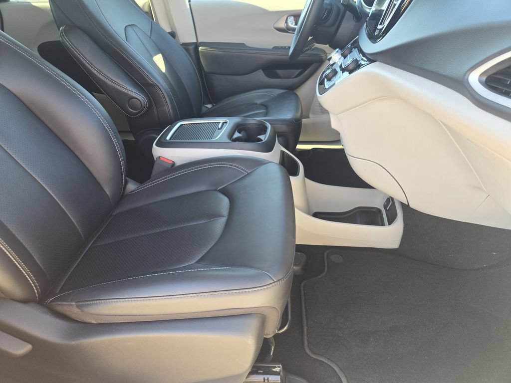 Used 2024 Chrysler Pacifica Touring-L FWD image 15