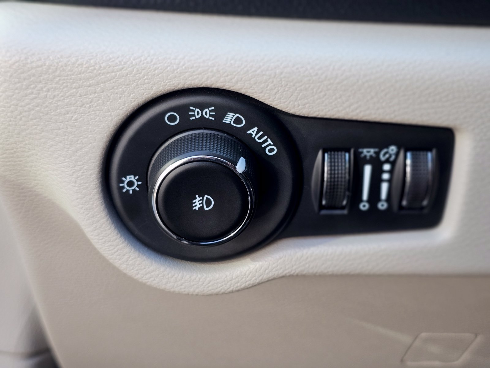 Used 2024 Chrysler Pacifica Limited FWD image 19