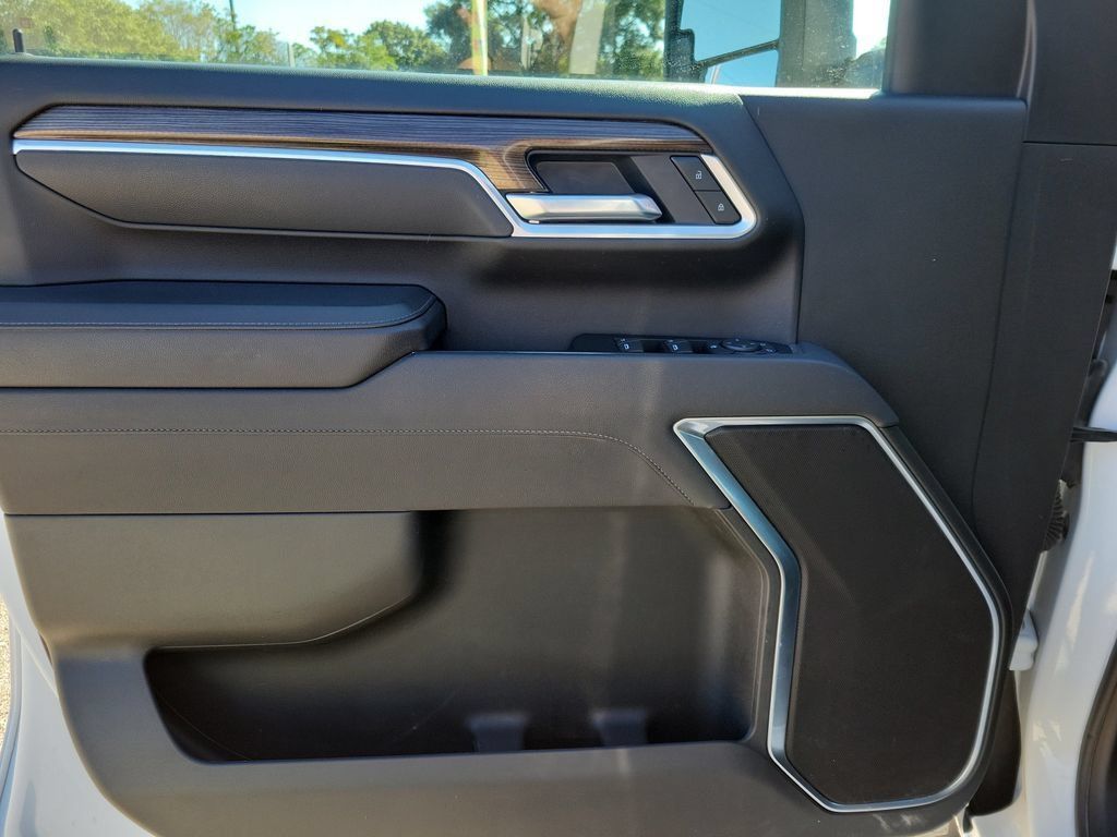 Used 2025 Chevrolet Silverado 2500 LT AWD/4WD image 19