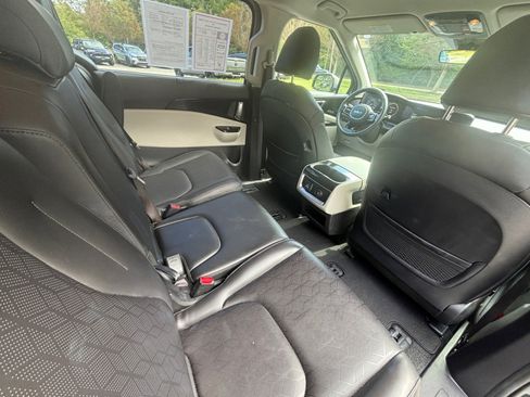 Used 2023 Kia Carnival SX image 18