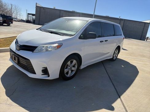 Used 2020 Toyota Sienna L image 1