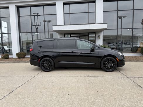 New 2026 Chrysler Pacifica Limited w/ Uconnect Theater Family Group image 3