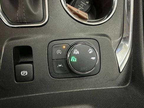 Used 2023 Chevrolet Traverse Premier AWD/4WD image 38