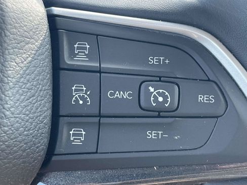 Used 2022 Jeep Grand Cherokee Laredo w/ Luxury Tech Group I AWD/4WD image 24