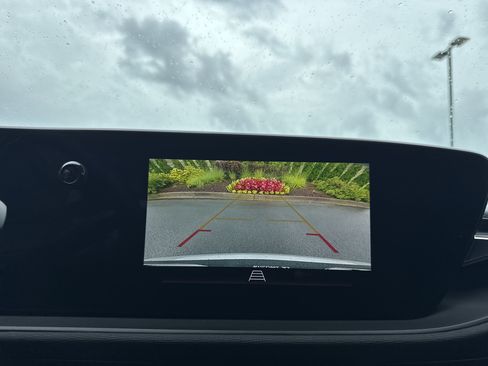 Used 2025 Buick Envista Sport Touring w/ Convenience II Package FWD image 23