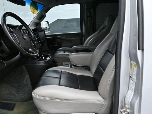 Used 2017 GMC Savana 2500 RWD image 16