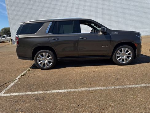 Used 2021 Chevrolet Tahoe High Country w/ Premium Package image 8