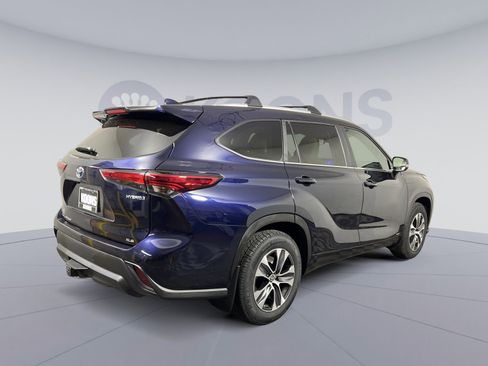 Used 2023 Toyota Highlander XLE image 7